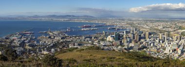 Signal Hill 'in yamaçlarından V & A rıhtımını, limanı ve iş merkezini gösteren güzel Cape Town' un muhteşem panoramik manzarası. Batı Burnu. Güney Afrika