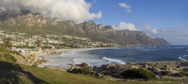Kamp Körfezi sahil şeridi manzarası ve 12 Havari. Cape Town 'da. Batı Burnu. Güney Afrika