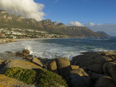 Kamp Körfezi sahil şeridi manzarası ve 12 Havari. Cape Town 'da. Batı Burnu. Güney Afrika