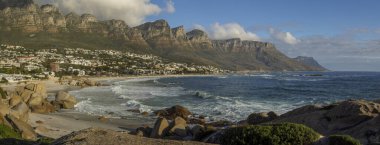 Kamp Körfezi sahil şeridi manzarası ve 12 Havari. Cape Town 'da. Batı Burnu. Güney Afrika