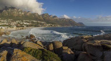 Kamp Körfezi sahil şeridi manzarası ve 12 Havari. Cape Town 'da. Batı Burnu. Güney Afrika