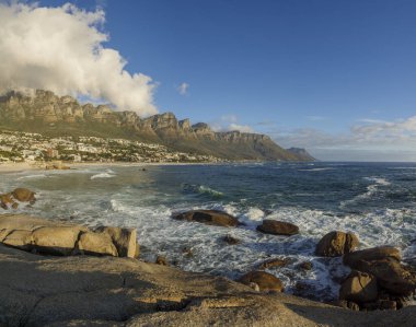 Kamp Körfezi sahil şeridi manzarası ve 12 Havari. Cape Town 'da. Batı Burnu. Güney Afrika