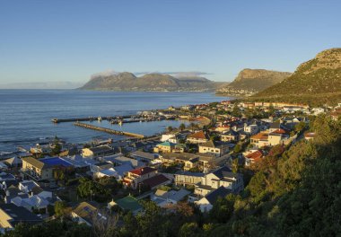Kalk Körfezi manzarası ve uzaktan Simonstown. Cape Town 'da. Batı Burnu. Güney Afrika