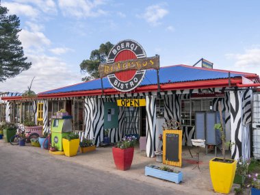 Ruiterbos, Batı Burnu, Güney Afrika - 12 Mayıs 2018. Garden Route yakınlarındaki R328 'deki Boerqi Bistro Padstal (Farm Stall), mükemmel pizza ve diğer pub yemekleri için popüler bir turist durağı..