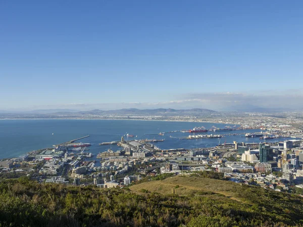 Signal Hill 'in yamaçlarından güzel Cape Town' un panoramik manzarası v & limanı, iş merkezi ve uzaktaki Cape Flats 'i gösteriyor. Batı Burnu. Güney Afrika