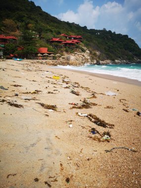 Tayland, Koh Tao. Koh Tao 'daki Aow Leuk Plajı' ndaki acı gerçek. Nereye baksan plastik ve çöp var....
