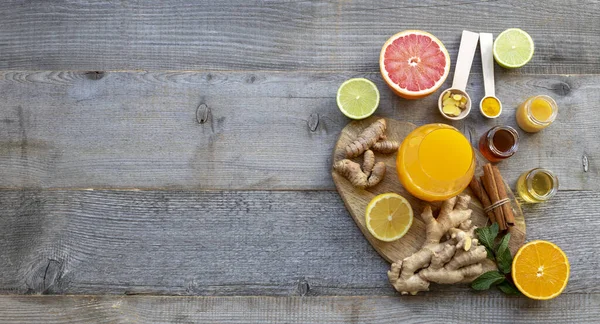 Bağışıklık sistemi güçlendiricisinin üst görüntüsü - portakal suyu, zencefil, zerdeçal, sitruslar, ve eski ahşap masa üzerinde bal
