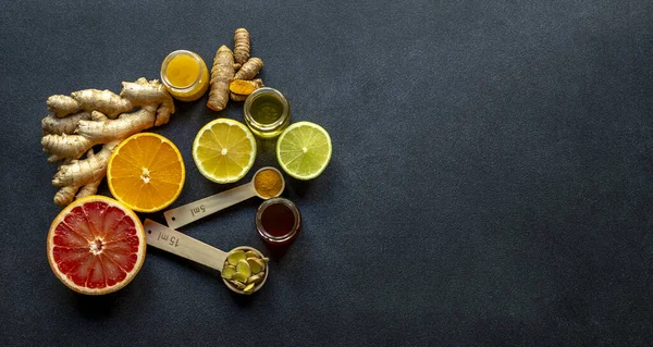 Bağışıklığı arttırmak için sağlıklı malzemeler - zencefil, zerdeçal, sitruslar ve kara sedyede bal