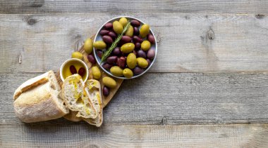 Taze İtalyan ciabattası zeytinli, zeytinli, zeytinli, zeytinli. Üst manzara, düz uzanma