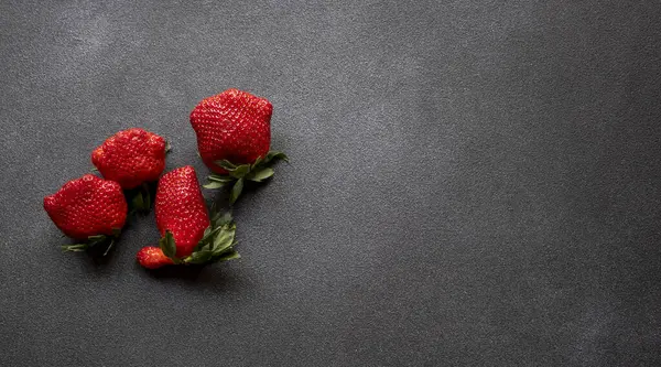 Banner Mit Hässlichen Bio Erdbeeren Ansicht Von Oben Kopierraum — Stockfoto