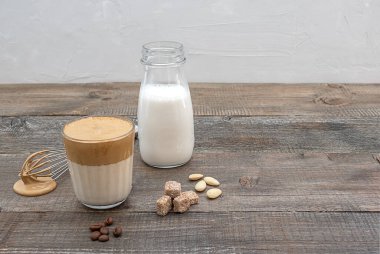 Ev yapımı dalgona kahvesi, badem sütü ve kamış şekerli popüler Kore içeceği.. 