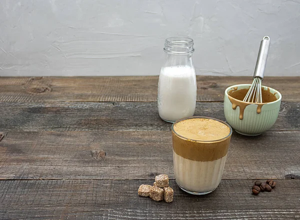 Versión casera de café dalgona, bebida popular coreana con leche de almendras y azúcar de caña . — Foto de Stock