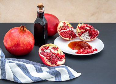 Nar pekmezi. Akdeniz, Afrika ve Orta Doğu mutfağında kullanılan koyu kırmızı sos..
