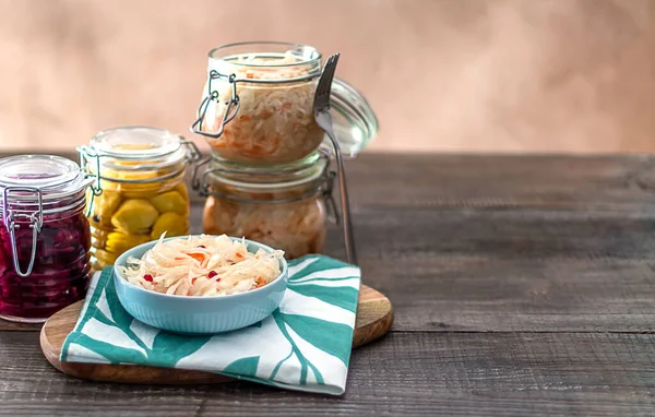 Arkasında sebzeler olan mayalanmış lahana turşusu. Boşluğu kopyala