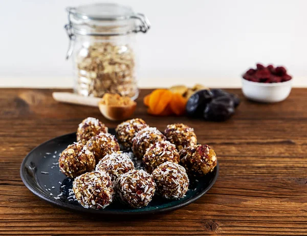 Varias bolas veganas crudas caseras en el plato . — Foto de Stock