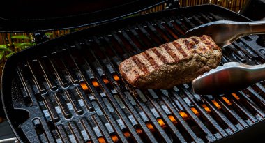 Izgarada ızgara biftek. 