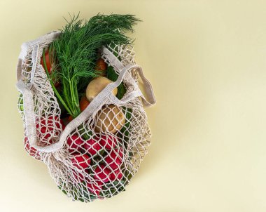 Organik meyve ve sebzeli çevre dostu doğal çanta. Sürdürülebilir yaşam tarzı konsepti. Plastiksiz ögeler. 