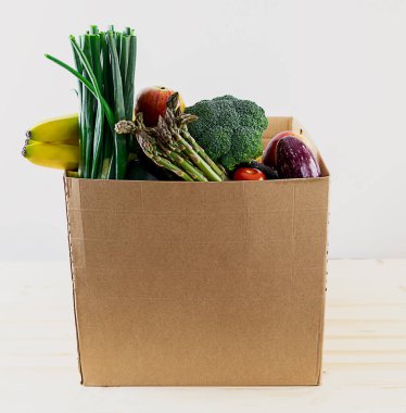 Teslimat konsepti. Meyve ve sebzeli kutu.