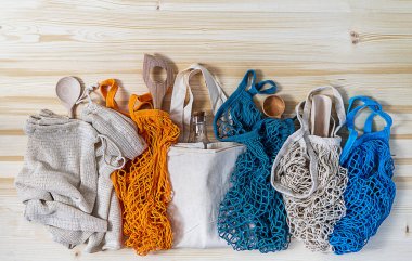 Sıfır atık. Tekrar kullanılabilir eşyalar ve alışveriş poşetleri - tekstil, ip, market, meyve ve sebze için pamuk torbaları. Üst görünüm, alanı kopyala