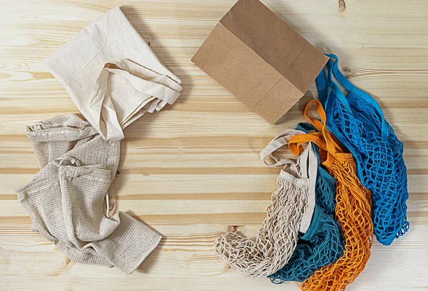 Sıfır atık konsepti şablonu. Bedava plastik alışveriş için pamuk tekstil ve kese kağıdı. Üst görünüm, model