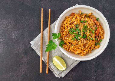 Sebzeli biberli erişte. Üst görünüm.