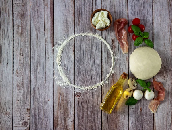 Evde İtalyan pizzası için gerekli malzemeler. Üst görünüm, boşluk kopyala.
