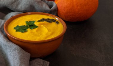 Seramik kasede taze balkabağı kreması çorbası