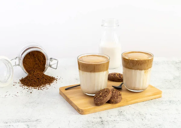 Modne Domowe Koreański Biczowanie Kawy Dalgona Mleka Migdałowego Cukru Trzcinowego — Zdjęcie stockowe