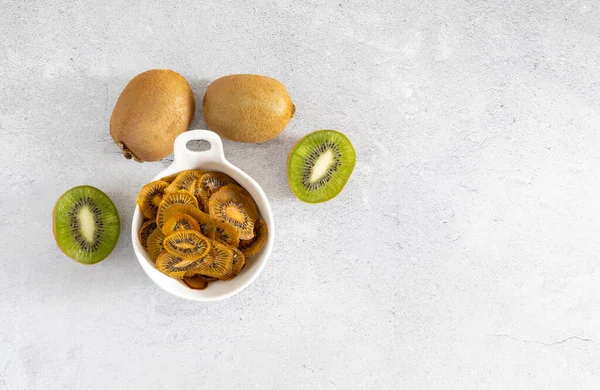 Trendy Hausgemachte Kiwi Knusprig Getrocknete Kiwi Chips Auf Einer Hellen — Stockfoto