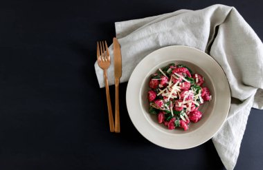 Ispanaklı pancar Gnocchi ve fıçı çatal bıçaklı peynir. Üst görünüm, alanı kopyala.