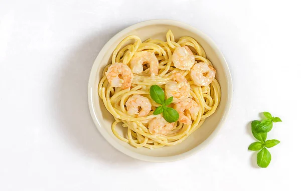 Bucatini espaguetis espaguetis pasta italiana con salsa de crema de ajo y camarones — Foto de Stock