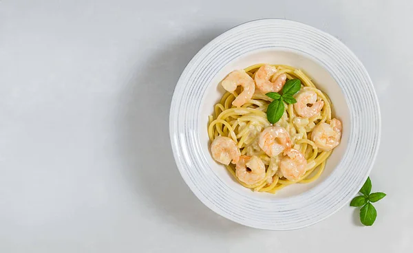 Sarımsaklı krema soslu ve karidesli Bucatini İtalyan spagettisi.