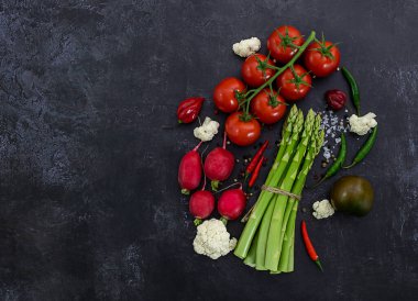 Siyah arka planda taze çiğ sebzeler. 