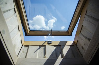 Çatı penceresi açık, tavan penceresi açık. Kapsamlı bir tavan penceresi içine bakar, gökyüzünü izole eder.