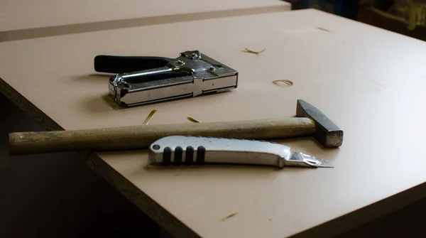 Mix Onderhoudsgereedschap Houten Tafel Timmerman Werkt Met Apparatuur Een Houten — Stockfoto