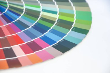 Renk paleti, boya örnekleri kataloğu. Grafik tasarımcıları tasarım için renk aralığı örneklerinden renk seçer. Tasarımcı grafik yaratıcılığı çalışma konsepti.