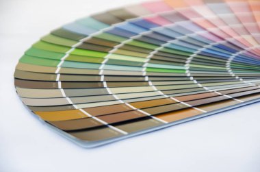 Renk paleti, boya örnekleri kataloğu. Grafik tasarımcıları tasarım için renk aralığı örneklerinden renk seçer. Tasarımcı grafik yaratıcılığı çalışma konsepti.