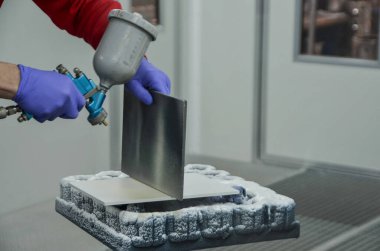 Fabrikadaki boyacı. Ahşap bir yüzey boyuyor. Renk düzene uyuyor. Bireysel seçim