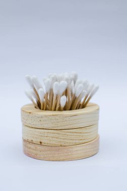 Beyaz arka planda tahta kulak çubukları. Ekolojik ürün sağlıklı dişler ve temiz çevre için kesinlikle güvenlidir. Sıfır atık kavramı. Çevre dostu materyaller.