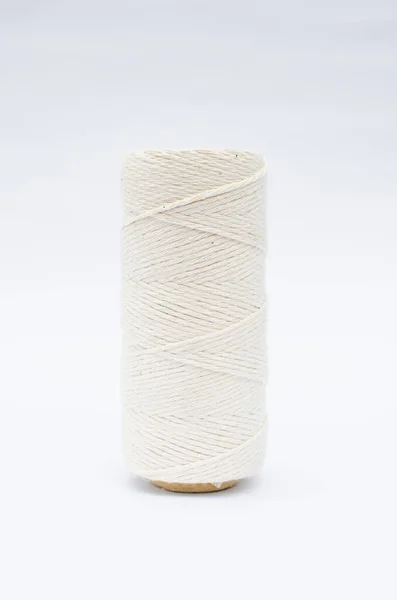 Weißes Baumwollseil Spule Aus Garn Auf Weißem Hintergrund Seitenansicht Textilspule — Stockfoto