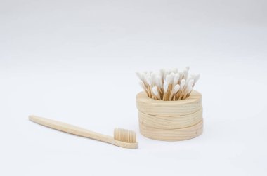 Diş fırçası ve kulak çubukları beyaz bir arka plana yapışıyor. Ekolojik ürün - tamamen temiz bir ortam. Sıfır atık kavramı. Çevre dostu materyaller. Kişisel bakım aksesuarları..