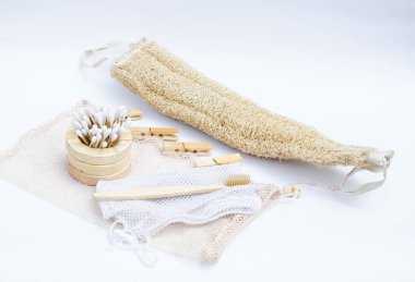 Kişisel bakım aksesuarları. Ekolojik ürün. Tamamen temiz bir ortam. Çevre dostu materyaller. Beyaz arka planda kişisel bakım aksesuarları. Plastik atık yok.