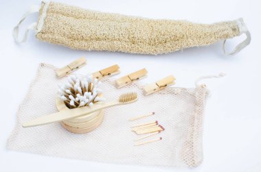 Kişisel bakım aksesuarları. Ekolojik ürün. Tamamen temiz bir ortam. Çevre dostu materyaller. Beyaz arka planda kişisel bakım aksesuarları. Plastik atık yok.