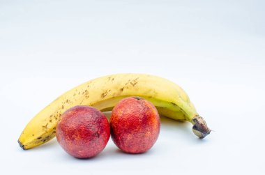 Beyaz arka planda taze meyveler