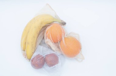 Organik meyveli çevre dostu organik çanta. Paketlenmemiş ürünler almak. Sıfır atık. Tekrar kullan, azalt, iptal et. Sürdürülebilir yaşam tarzı konsepti. Plastiksiz. Yeniden kullanılabilir poşetlerdeki organik yiyecekler..