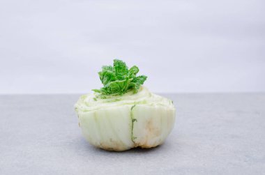 Yeşil, taze Çin lahanası. Ev yapımı. Evde yiyecek yetiştiriyorum. Evde bahçıvanlık. Lahana yetiştiriyorum.