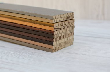 Renkli ahşap örnekleri. Hafif arka planda dizayn için odun malzemelerinin kataloğu. Yüzey tahtaları koleksiyonu. Tahta rengi ve doku örnekleri. Beyaz arkaplanda izole edilmiş örnekler için ahşap renk rehberini kapat.