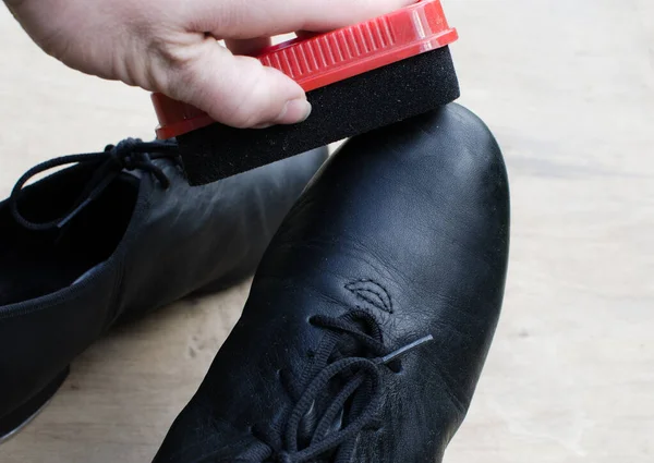 Girl Wipes Shoes Special Soaked Sponge Cleaning Dance Shoes Black — Stock Photo, Image