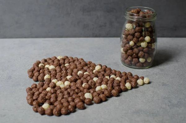 Palline Mais Cioccolato Isolate Sfondo Grigio Imballaggio Trasparente Cereali Crudi — Foto Stock