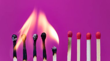 Sosyal Mesafenin Gücü. Başarısız deneme. Siz ve diğer insanlar arasına mesafe koymaya bakın. Coronavirüs salgını. Kibrit yakma